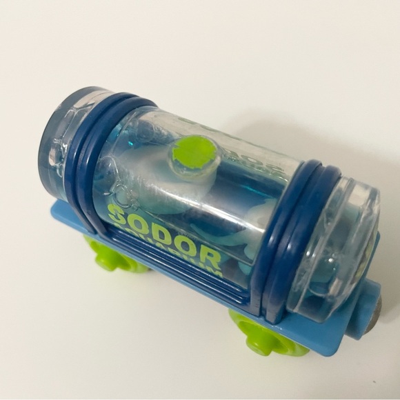 Thomas & Friends Wooden Sodor Aquarium Train Sting Ray Tanker - Picture 7 of 13